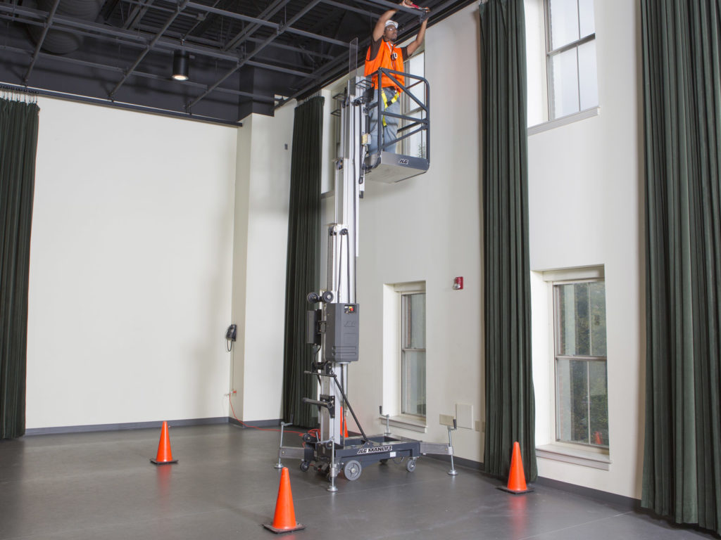 20AM JLG MATS VERTICAL À PROPULSION MANUELLE AMS68